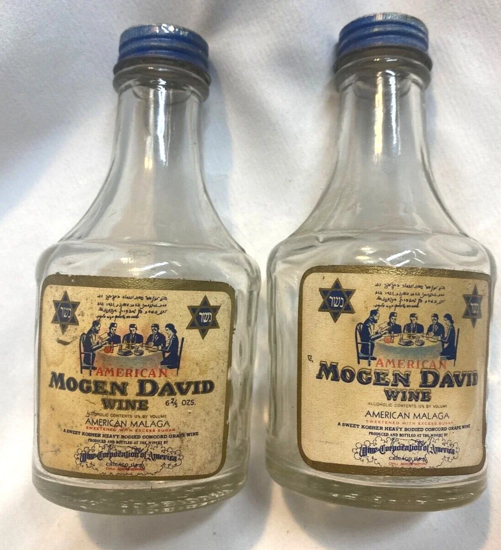 Vtg Mogen David Rose 4 Oz Wine Bottle W/ Label And shaker Cap MD C1960s S&P